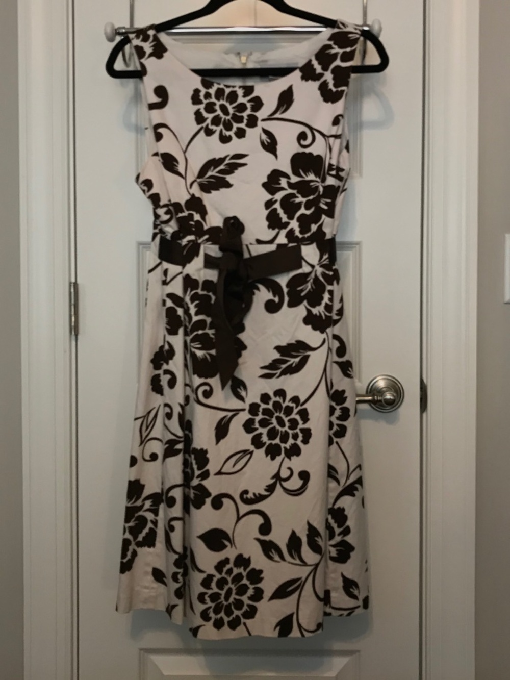 Jessica Howard white cotton sleeveless dress with bold brown floral pattern (12)